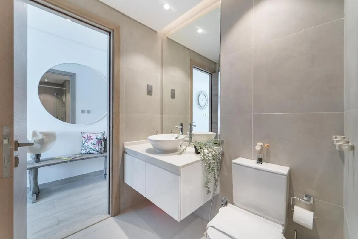Charming Minimalist Studio Perfect For 4 In Dubai Marina