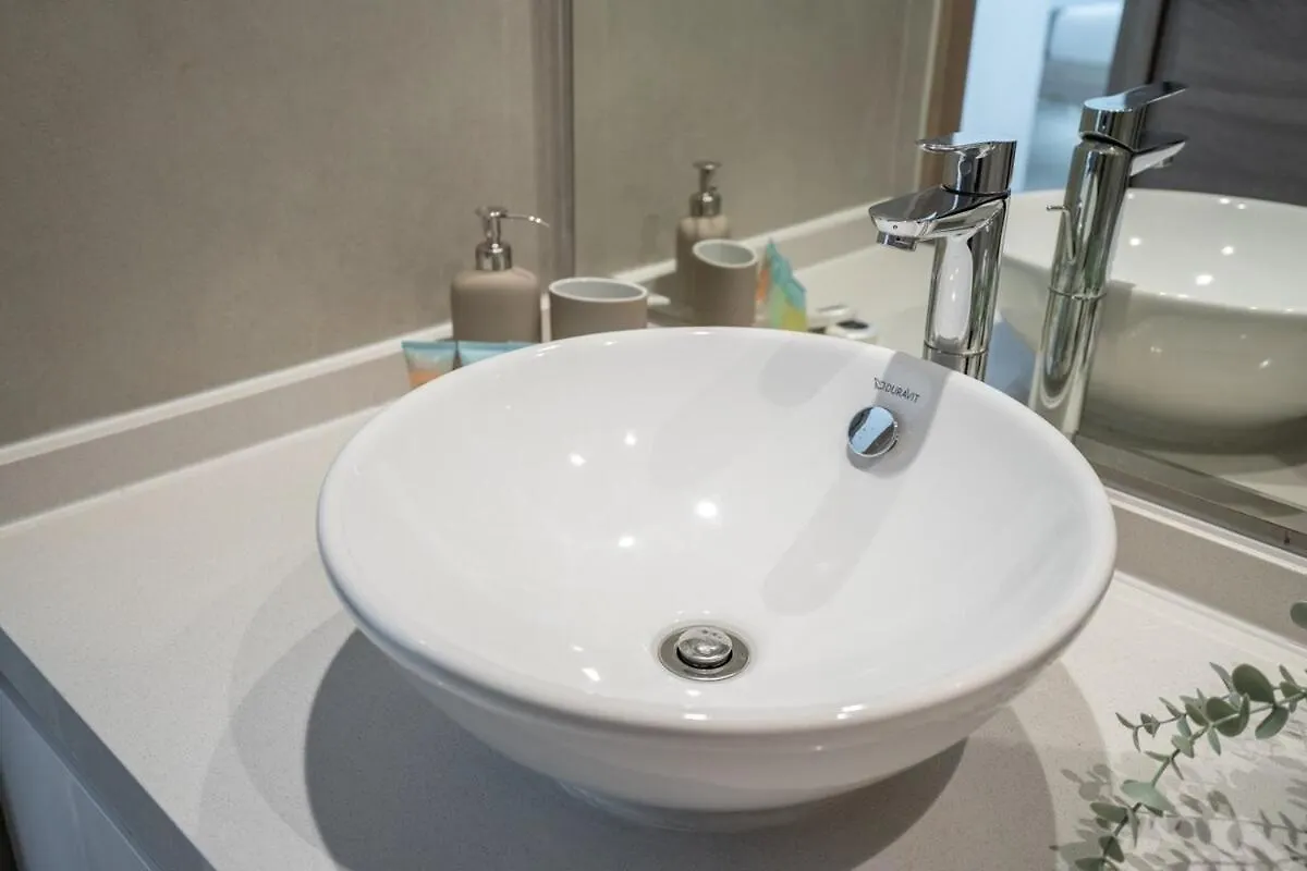 Charming Minimalist Studio Perfect For 4 In Dubai Marina 0*,