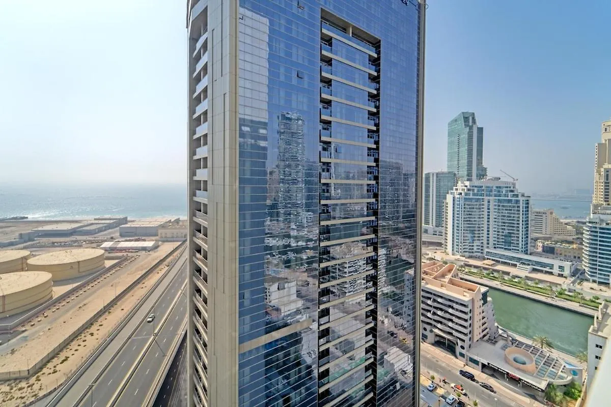 Charming Minimalist Studio Perfect For 4 In Dubai Marina Apartment
