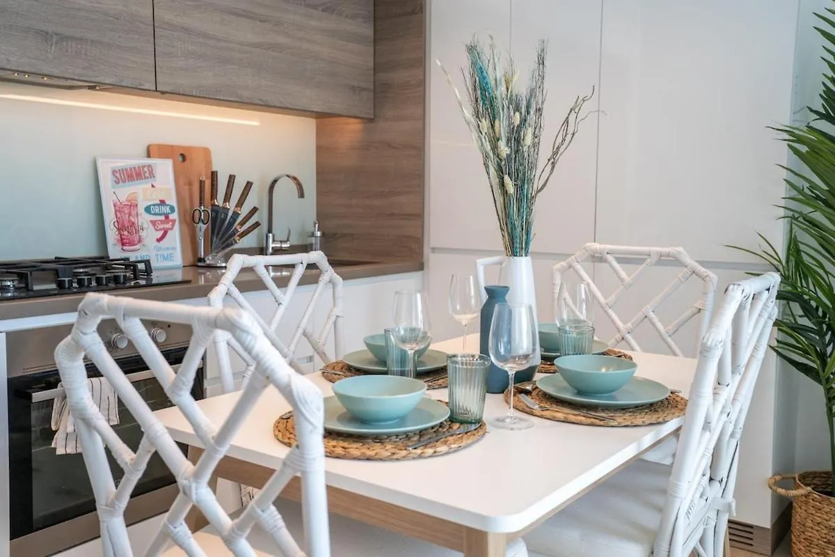 Charming Minimalist Studio Perfect For 4 In Dubai Marina