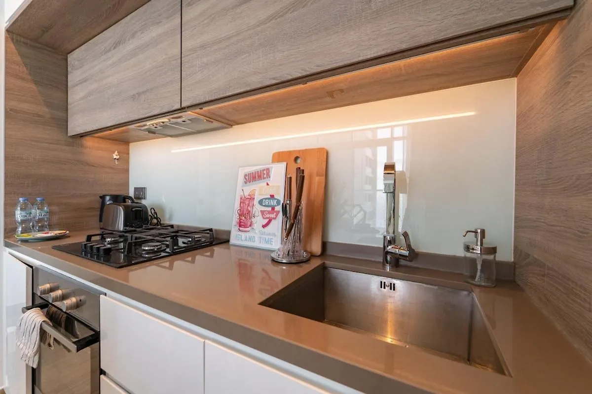 Charming Minimalist Studio Perfect For 4 In Dubai Marina Apartment