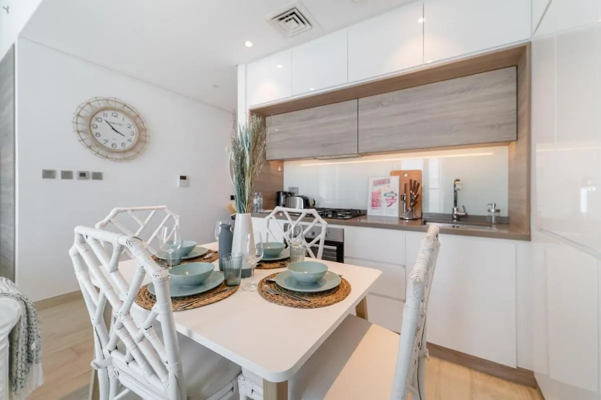 Charming Minimalist Studio Perfect For 4 In Dubai Marina Apartment