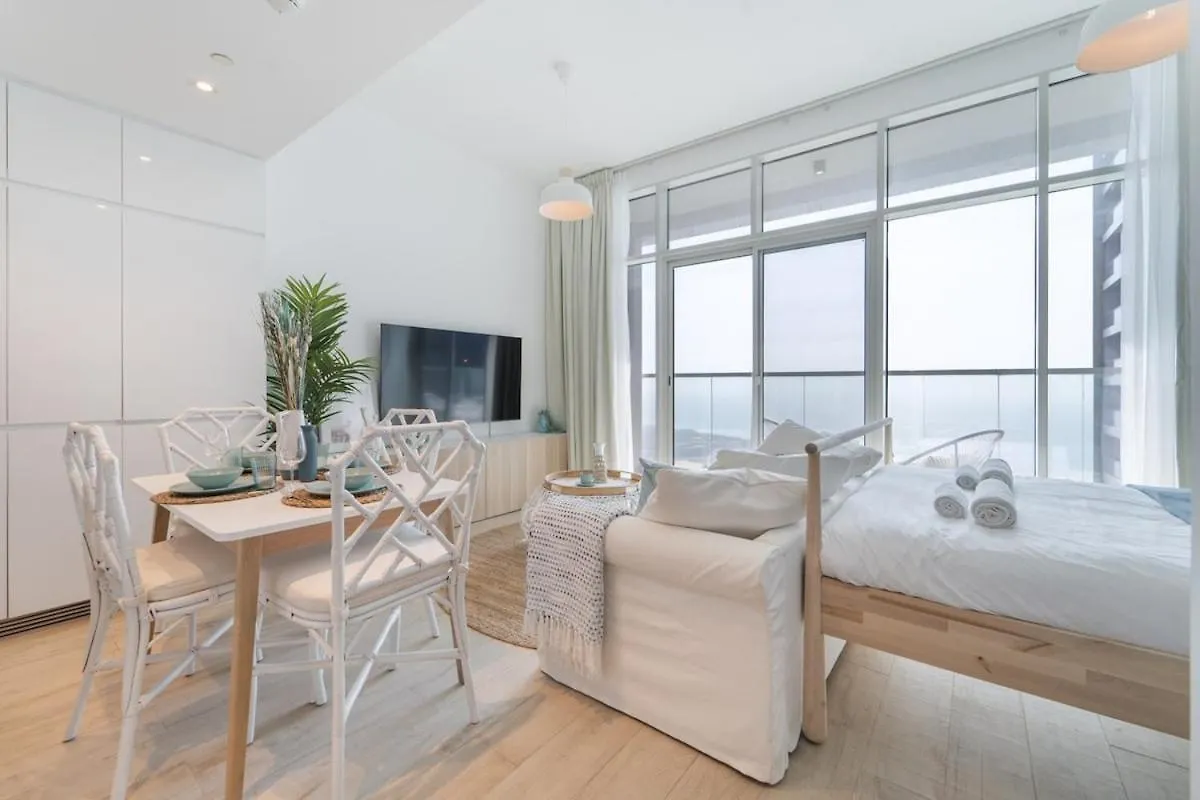 Charming Minimalist Studio Perfect For 4 In Dubai Marina