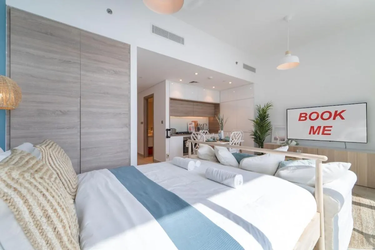 Charming Minimalist Studio Perfect For 4 In Dubai Marina Apartment