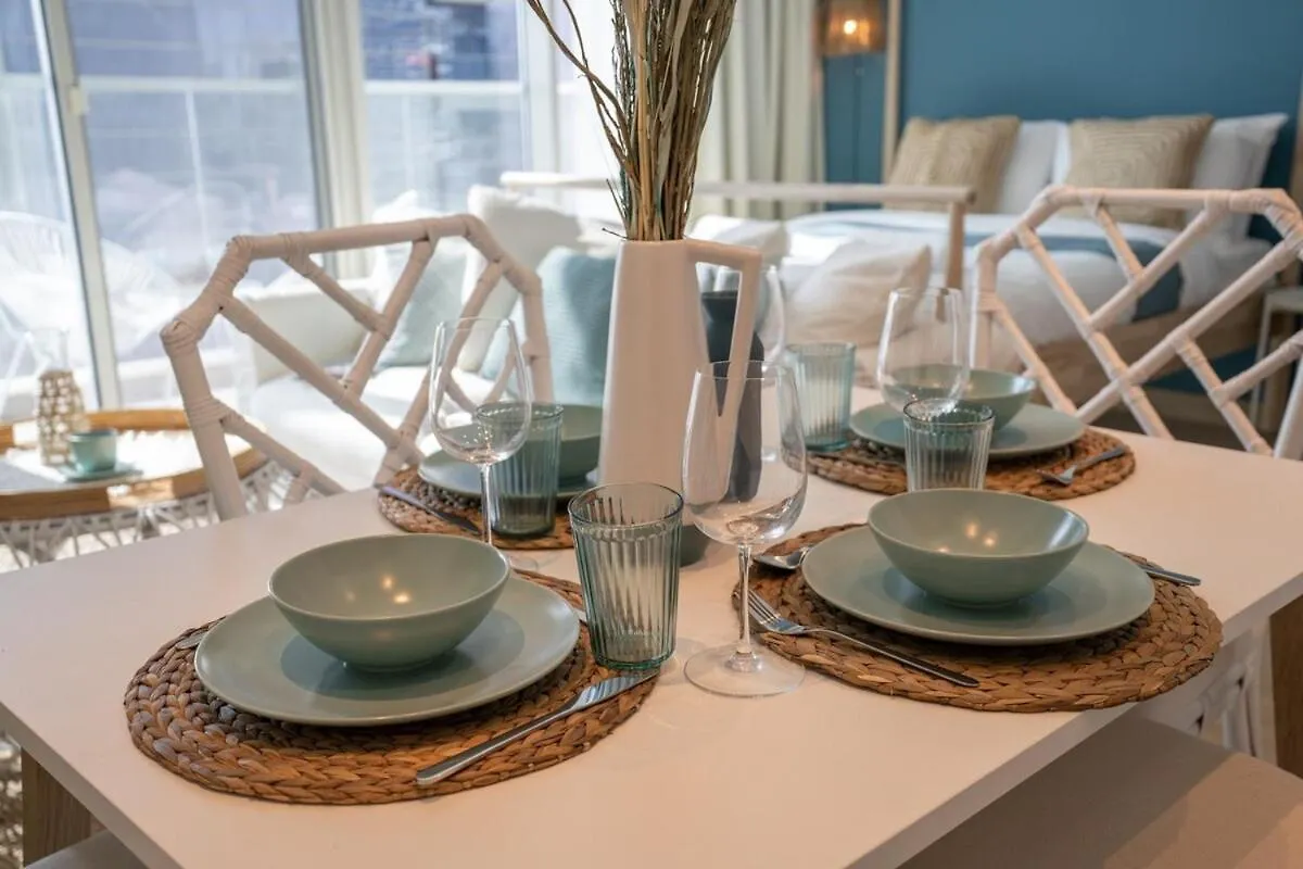 Charming Minimalist Studio Perfect For 4 In Dubai Marina
