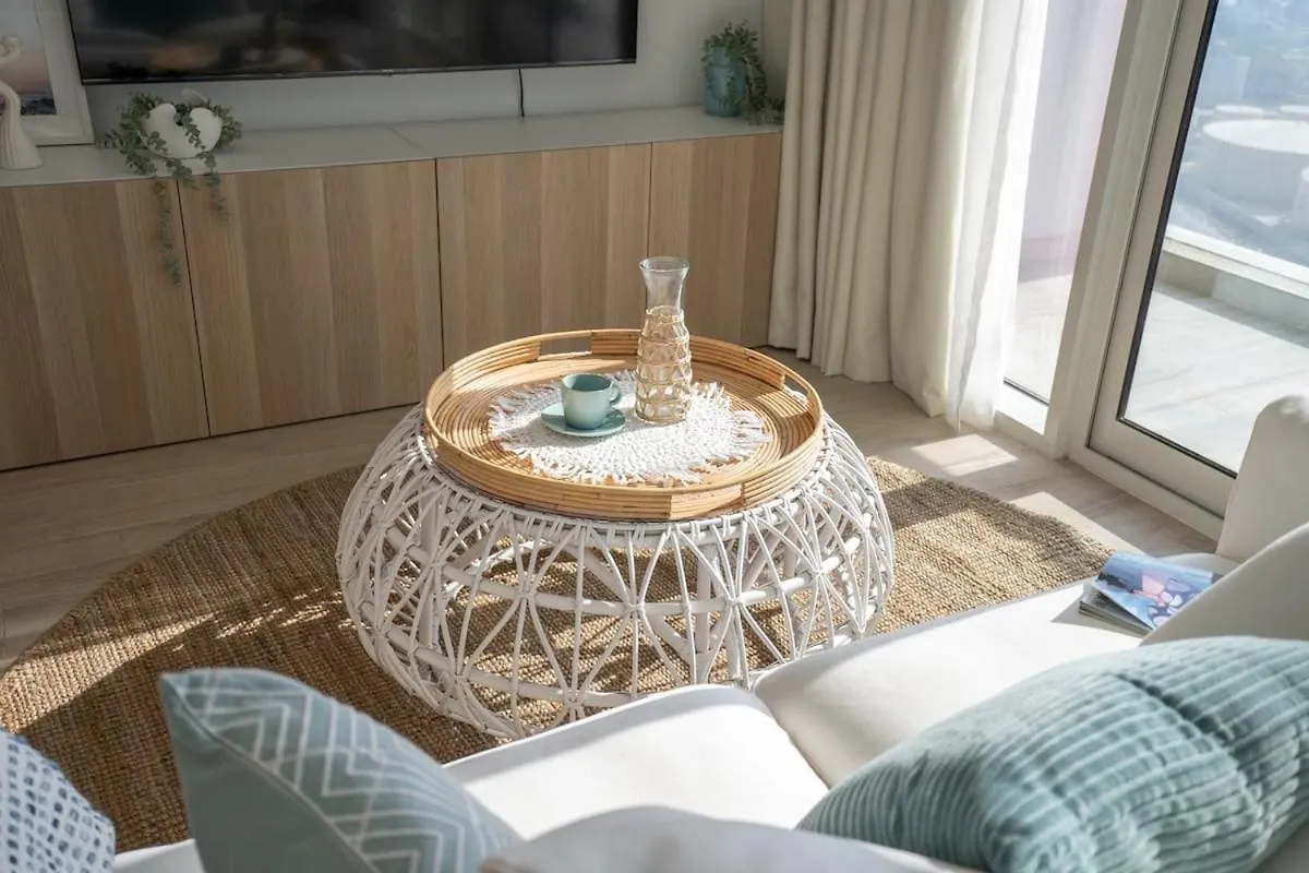 Charming Minimalist Studio Perfect For 4 In Dubai Marina Apartment